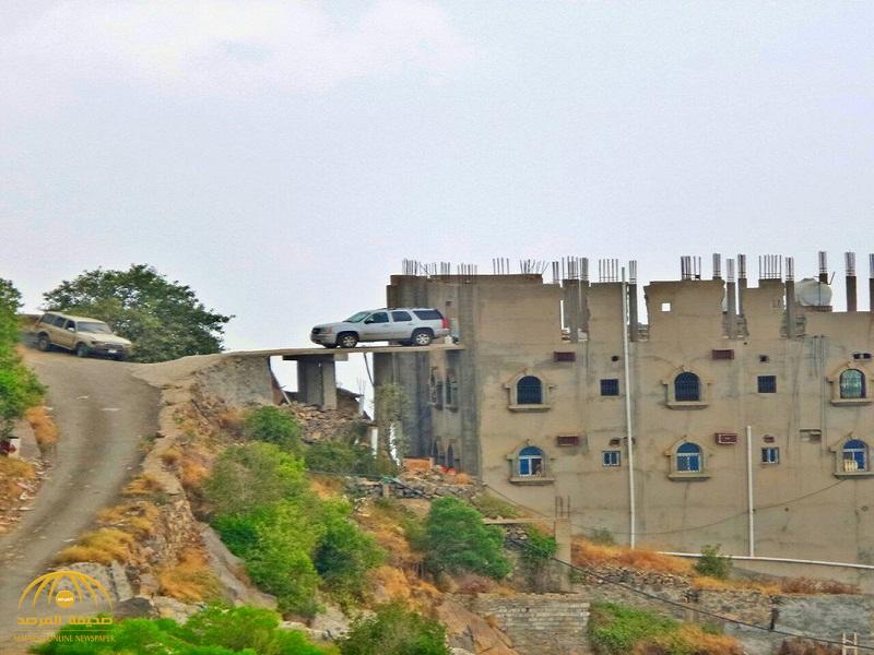 أخطر موقف في السعودية.. مواطن يصمم مكان غريب لركن سيارته أعلى جبال فيفاء بجازان!-صور