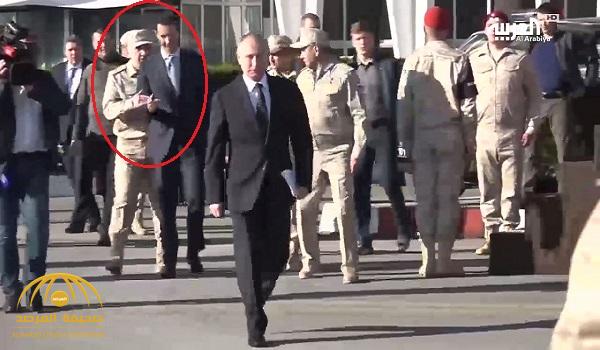 بالفيديو : شاهد ضابط روسي يهين بشار الأسد ويطلب منه الوقوف وعدم التقدم باتجاه بوتين في اللاذقية