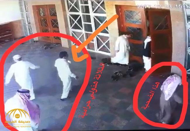 شاهد .. 3 أشخاص يستخدمون حيلة ماكرة ويسلبون مواطناً أمام مسجد بالمملكة