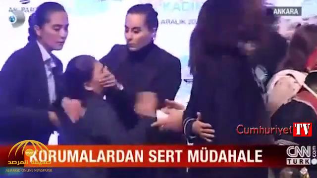 بالفيديو .. حرس أردوغان يعتدون على سيدة ويحاولون إسكاتها خلال مؤتمر عن المرأة!