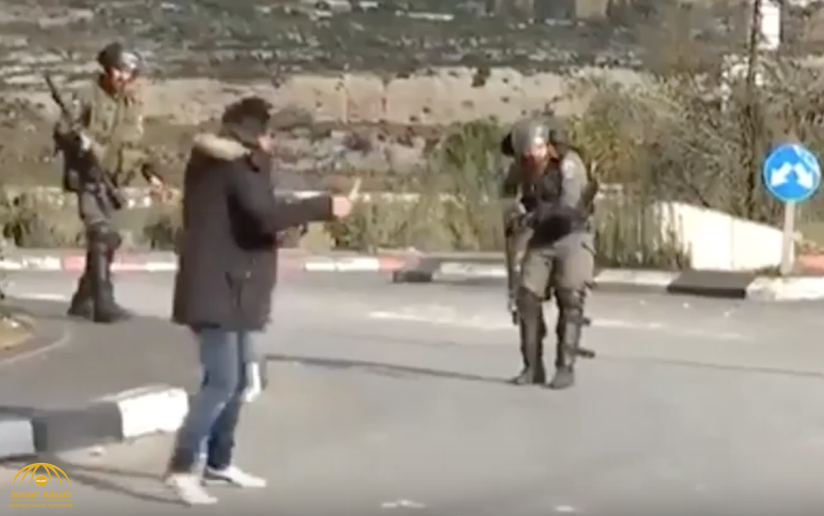 شاهد.. لحظة إطلاق النار على شاب فلسطيني طعن جندي إسرائيلي