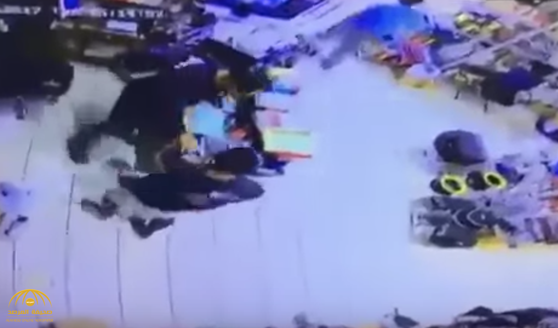 كويتي يعتدي على شاب مصري داخل محل تجاري!