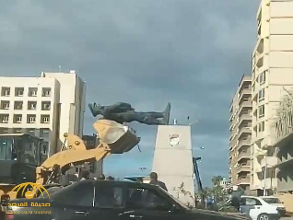 شاهد: لحظة تحطم تمثال المصري " عبد المنعم رياض" أثناء محاولة نقله من موقعه