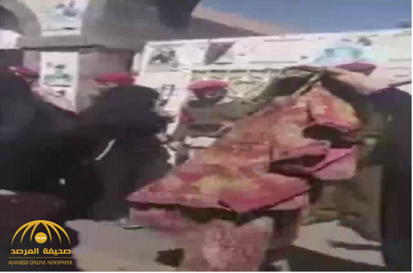 "العار الأسود".. نساء يحرقن ملابسهن للمطالبة بجثمان الرئيس السابق"علي صالح" .. فيديو