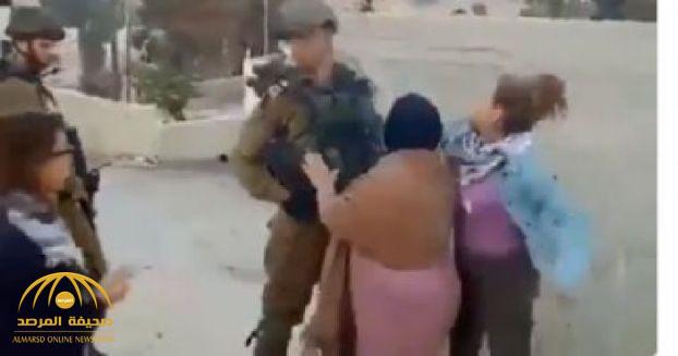 بالفيديو.. فتاة فلسطينية تصفع جنديين إسرائيليين !