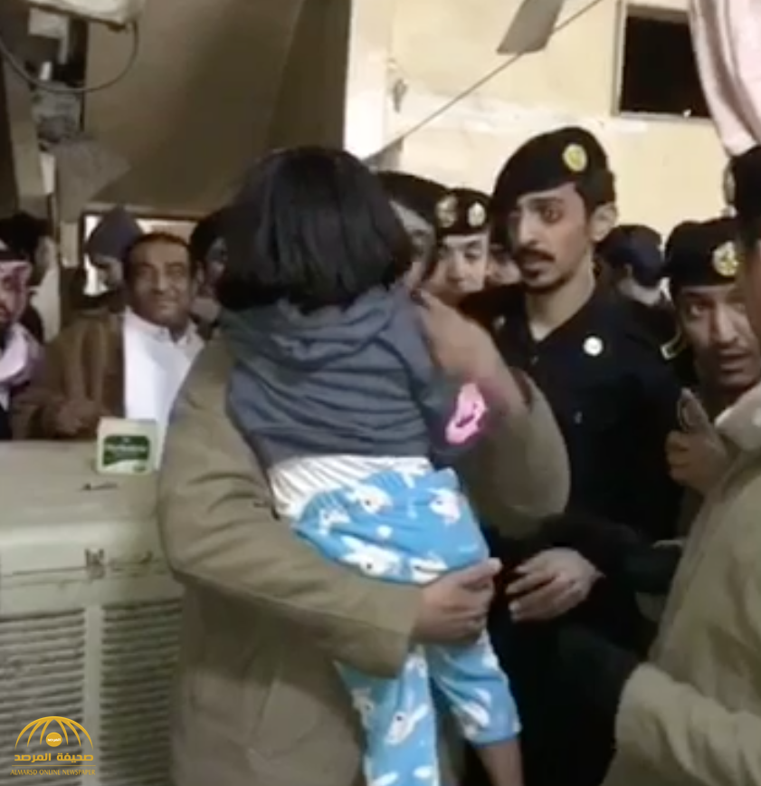 بالفيديو: رجال الأمن يعثرون على طفلة مخطوفة قبل 3 أعوام