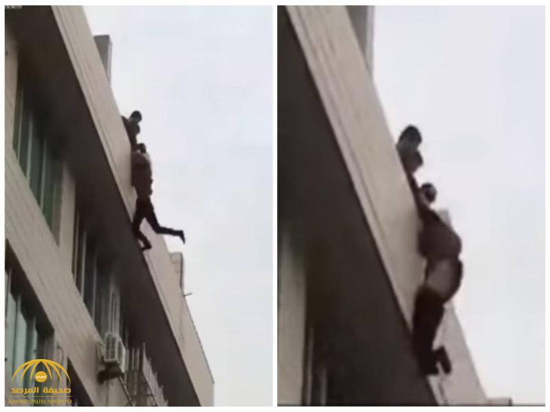 بالفيديو: شاب يحاول الانتحار بعد انفصال عشيقته .. شاهد..ماذا حدث قبل سقوطه بلحظات!