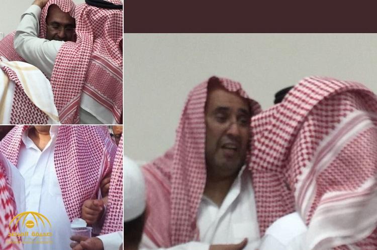 شاهد بالصور .. لحظة تلقي "منصور البلوي" التعازي في وفاة والدته