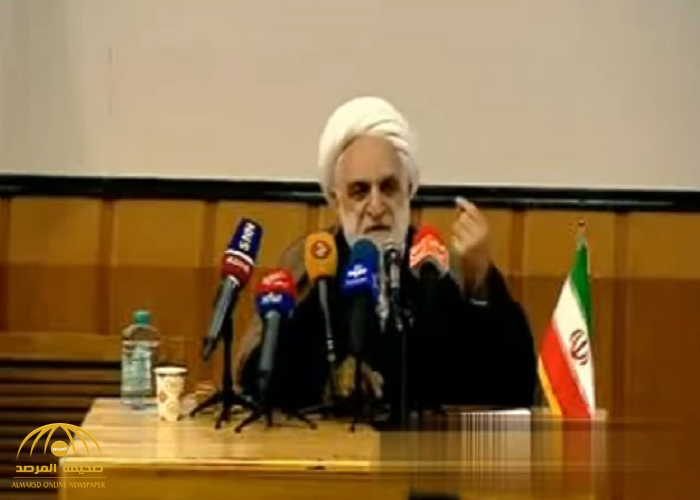 شاهد: المتحدث باسم القضاء الإيراني يصفر باللسان من دون أصابعه أمام طلاب جامعة في طهران!
