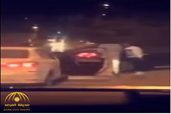 بالفيديو.. سطو مسلح على سائق وسرقة سيارته بالإكراه في شارع عام بالرياض
