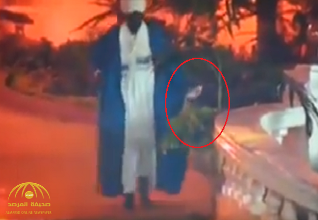 بالفيديو : شاهد الرئيس السوداني  "عمر البشير" يرمي علم بلاده على الأرض!