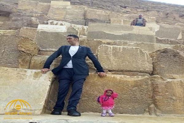 شاهد : أطول رجل وأقصر امرأة في العالم يلتقيان أسفل سفح الأهرامات في مصر!