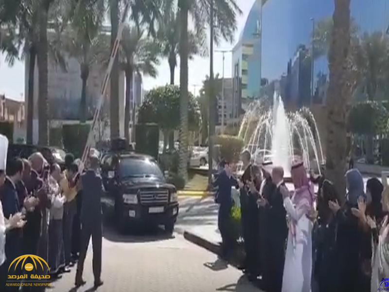شاهد .. لحظة استقبال الأمير" الوليد بن طلال" عند وصوله إلى برج المملكة بعد خروجه من فندق الريتز