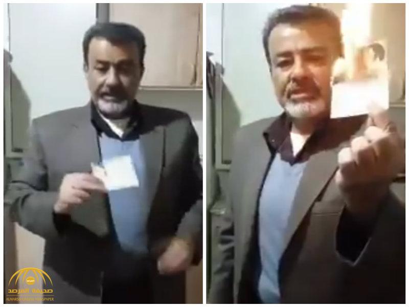 شاهد أحد عناصر "الباسيج" ينقلب على النظام الإيراني ويحرق هويته العسكرية .. وهذا ما طلبه من قوات الحرس الثوري!