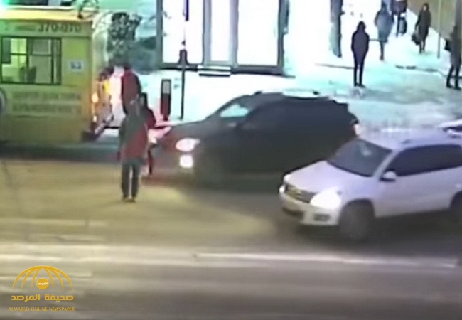 بالفيديو: شاهد ردة فعل غريبة لفتاة صدمتها سيارة على ممر المشاة في روسيا!
