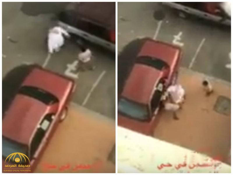 ضرب رأسه في السيارة .. بالفيديو: شاهد أب يعنف ابنه بالصفع والضرب بالعقال في جدة!