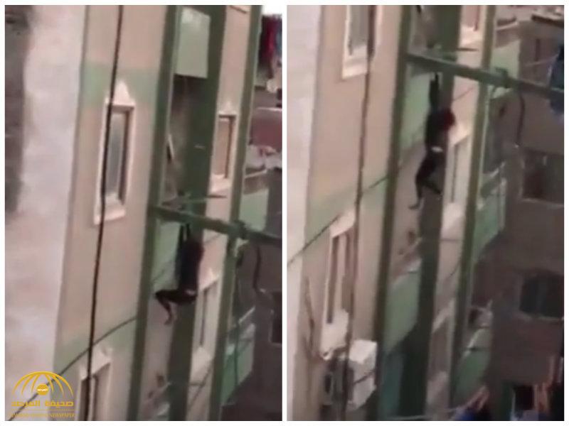 شاهد .. لحظة سقوط  امرأة  من الطابق السابع في مصر