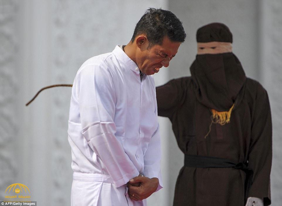 بالفيديو والصور :  تنفيذ حكم الجلد في مسيحي بإندونيسيا !