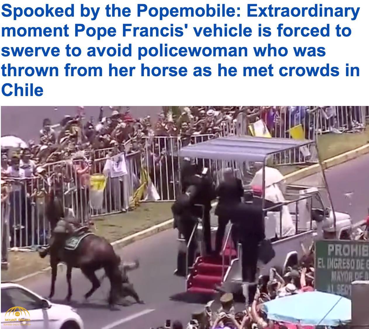 شاهد بالفيديو: لحظة اصطدام سيارة بابا الفاتيكان بحصان.. وسقوط إمرأة