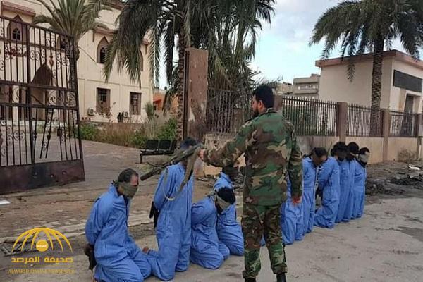 بالصور .. الجيش الليبي يعدم 10 دواعش علناً رميا بالرصاص في بنغازي
