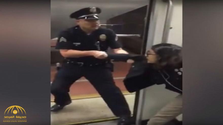 شاهد : شرطي أمريكي يطرد فتاة من المترو .. ويعتقل أخرى بعد أن بصقت في وجهه
