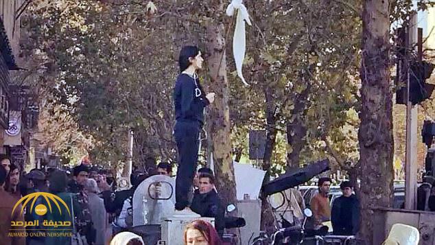 شاهد.. إيرانية تتحدى نظام بلادها القمعي وتخلع " الحجاب" في أحد شوارع طهران