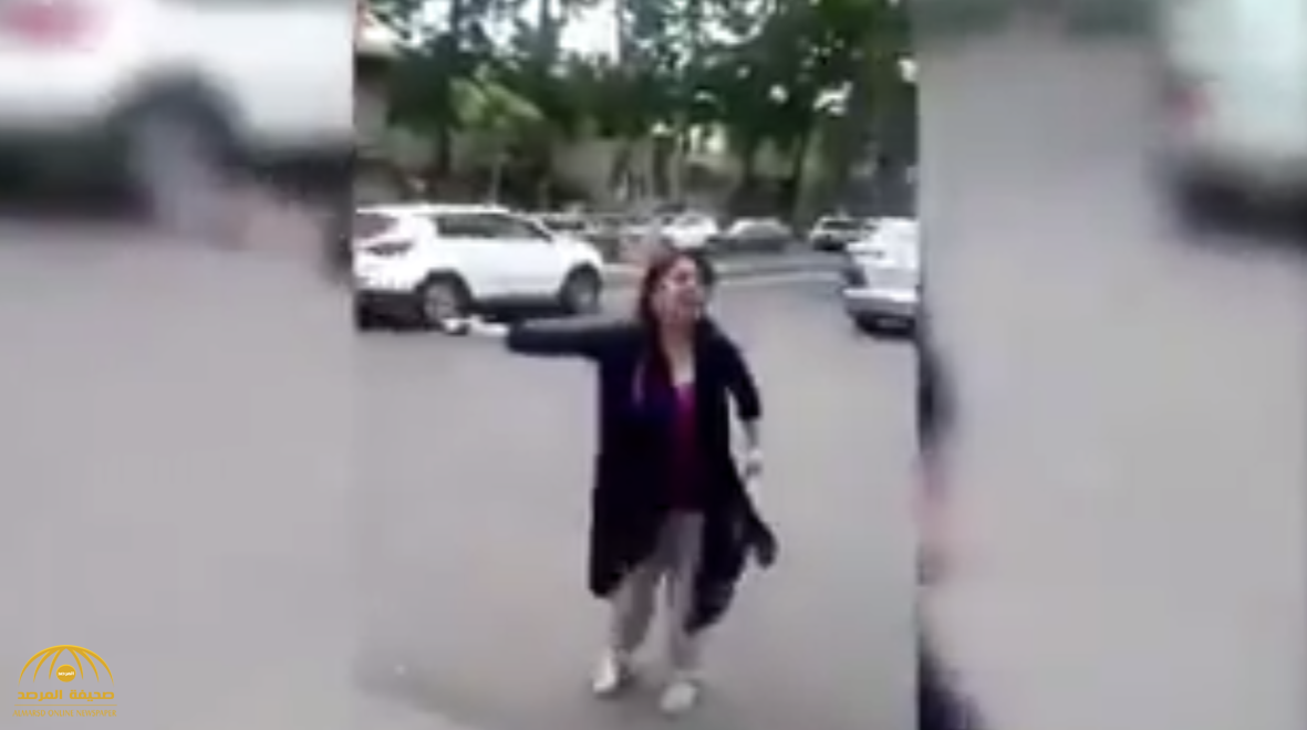 شاهد..فتاة تعتدي بالضرب على رجل دين إيراني وتسقط عمامته.. وتقول:" أنت بلاشرف"