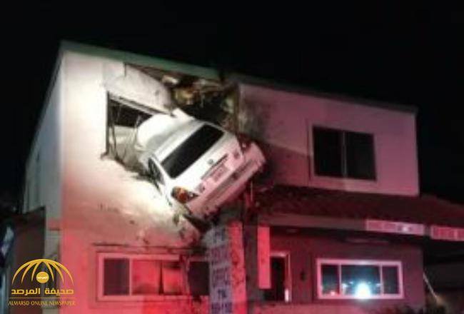 حادث غريب .. شاهد كيف وصلت هذه السيارة إلى نافذة الطابق الثاني؟!