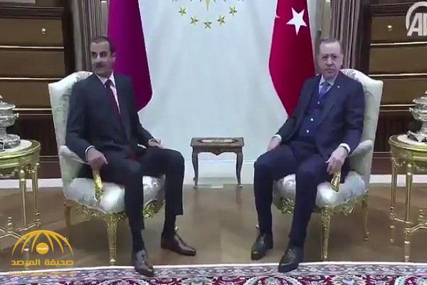 شاهد : أمير قطر في حالة ارتباك أمام عدسات المصورين أثناء لقائه بأردوغان .. وهذا ما قاله المغردون!