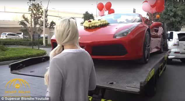 بالصور.. أمريكي ثري يفاجئ زوجته بسيارة فيراري في عيد الحب