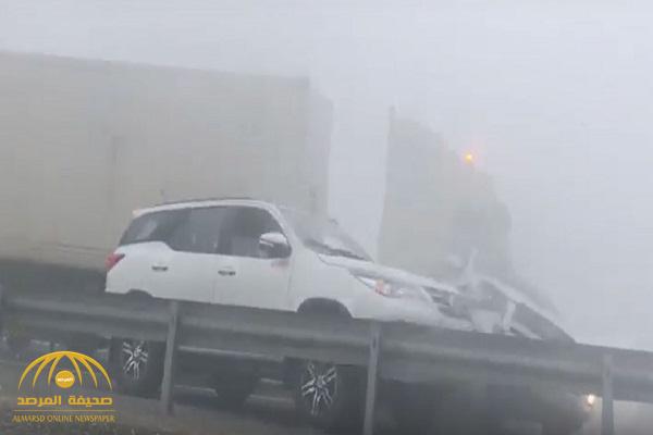 بالفيديو: شاهد حادث مروع بين 44 سيارة في الإمارات بسبب الضباب!