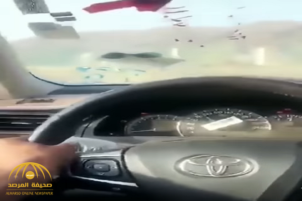 بالفيديو.. سائق يوثق لحظة اصطدام سيارته بعامود.. وآخران يرصدان الواقعة!
