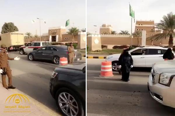 شاهد .. نساء يشاركن رجال الأمن في نقطة تفتيش للسيارات في أول ظهور لهن