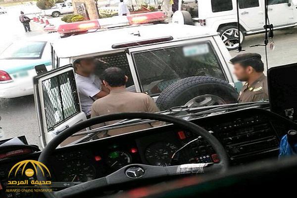 القبض على سائق حافلة قام بتصرفات غير طبيعية على طريق عام بالمملكة - فيديو