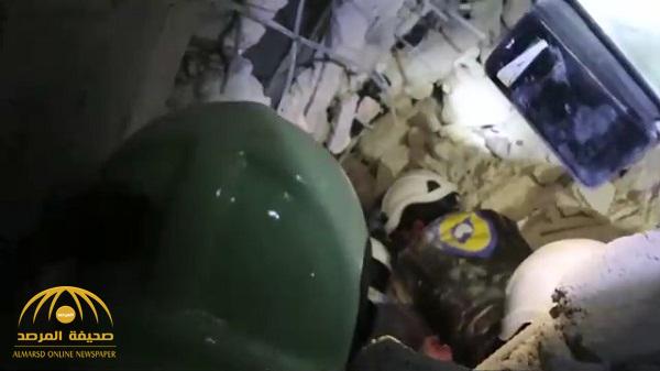 شاهد .. لحظة استخراج طفلة من تحت الأنقاض في إدلب