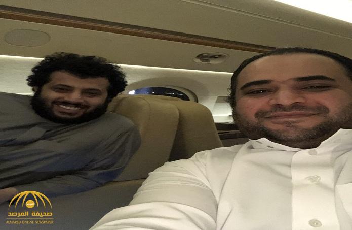 في رحلة عمل صغيرة جدًا جدًا .. القحطاني ينشر صورة له مع آل الشيخ على متن طائرة.. ويكشف اسم الدولة المتوجهان لها