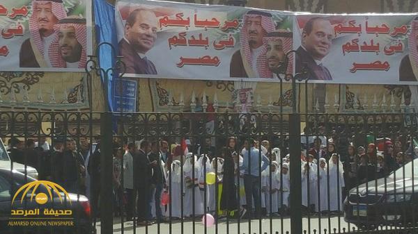 بالصور .. الأطفال المصريين يستقبلون ولي العهد بالزي السعودي في شارع الأزهر