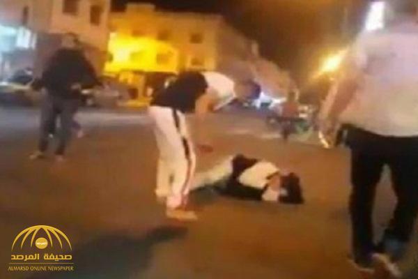 فيديو جديد يهز المغرب .. رجل يضرب زوجته بآلة حادة في الشارع