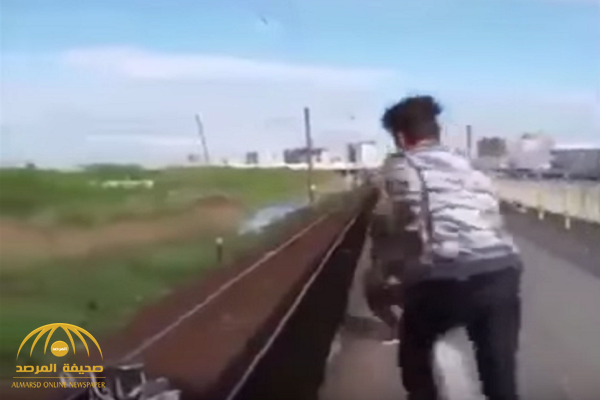 شاهد.. "سوري" يخاطر بحياته لإنقاذ طفل رضيع سقط من أمه أمام قطار مسرع في ألمانيا
