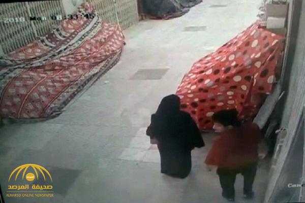 كاميرا مراقبة توثق فيديو لوافد يمارس الرذيلة مع امرأة "منقبة" أمام محل تجاري