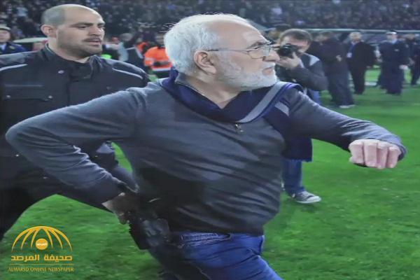 بعد إلغاء هدف لفريقه.. شاهد : رئيس ناد يوناني يقتحم الملعب بمسدس