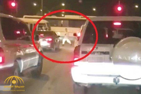 سعودي يفحط بـ "وانيت" في إشارة مرورية بالكويت ويصدم سيارة امرأة ويفر هارباً