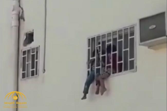 حقيقة فيديو احتجاز طفلين على نافذة بتبوك .. وهذا ما قاله صاحب المنزل عن أبنائه ووالدتهما