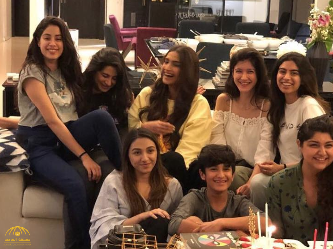 شاهد.. ابنة الممثلة الهندية الراحلة "سريديفي" تحتفل بعيد ميلادها بعد أيام قليلة من وفاة والدتها!