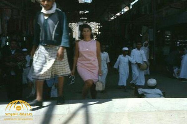 شاهد .. صورة امرأة تتجول في جدة بفستان ضمن أبرز "ذكريات جيل التسعينات العظيم"