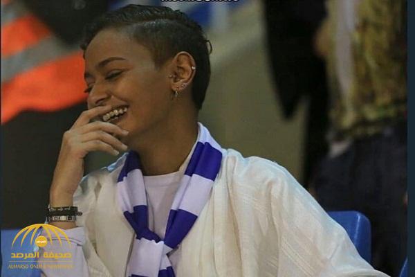 فتاة الابتسامة الصفراء تثير الجدل في السعودية.. تعرّف على قصتها
