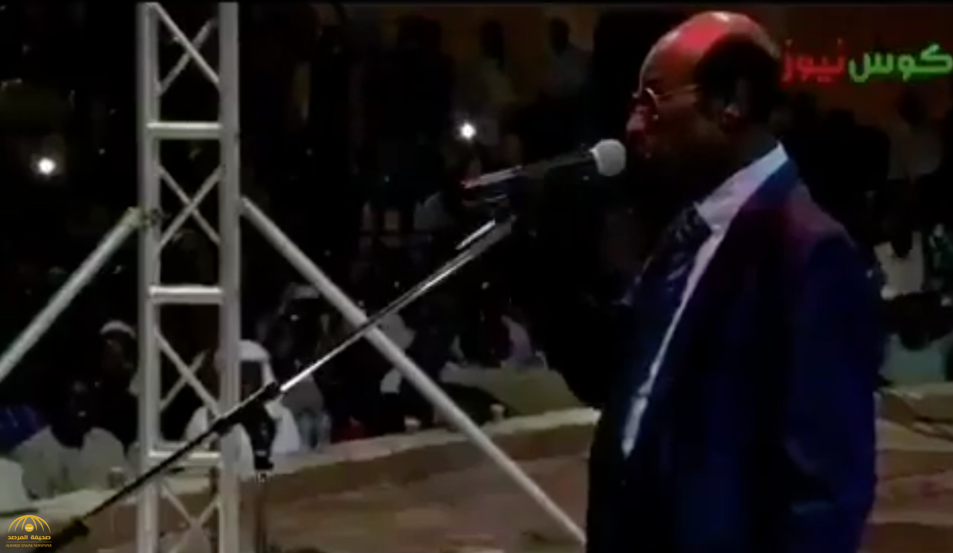 بالفيديو: مطرب سوداني شهير يغضب من جمهوره ويتوقف فجأة عن الغناء!.. شاهد.. ردة فعله!