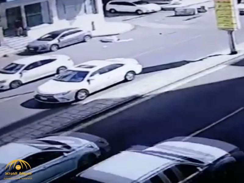 بالفيديو: سيارة تصدم مواطن بـ "مكة" وتقذفه في الهواء عدة أمتار.. شاهد: رد فعل قائد المركبة