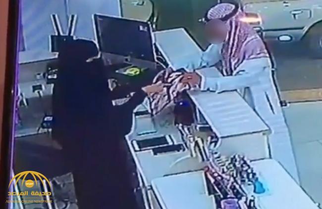 بالفيديو .. رجل يغافل منتقبة داخل محل .. شاهد كيف استخدم الإيحاء البصري لسرقة البائعة؟