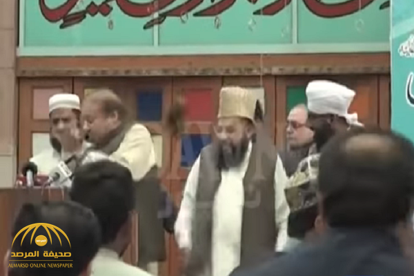 شاهد: لحظة صفع رئيس وزراء باكستان السابق بالحذاء على المنصة!